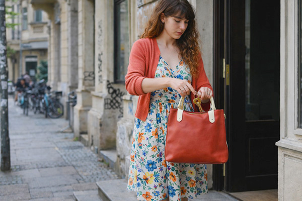 Berlin Charlottenburg. junge Frau mit roter Tasche